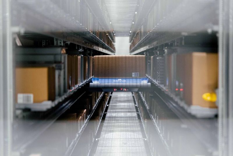 Pakete im Logistikbereich von Hirschmann Automotive am tschechischen Standort in Vsetín.(Bild:  Hirschmann Automotive)