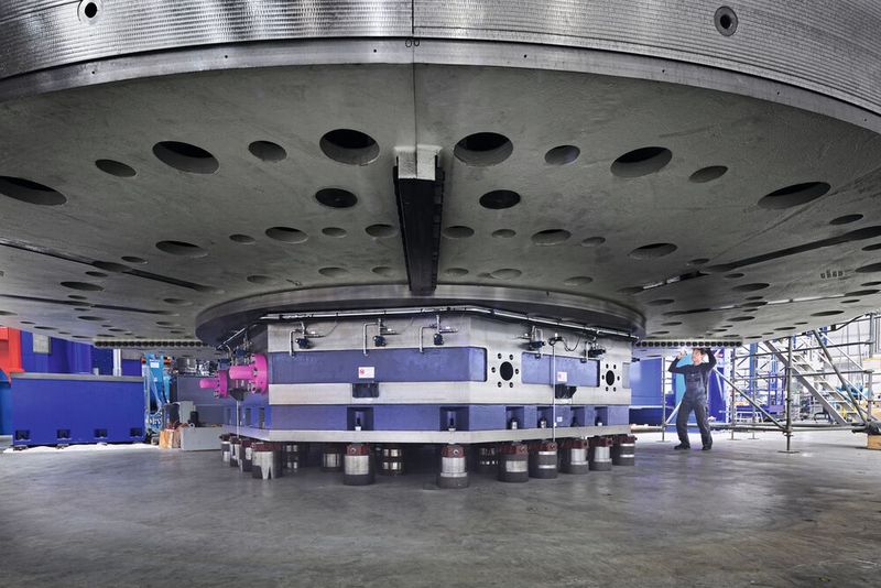 Platzangebot für XXL+: Ein Blick unter den Drehtisch zeigt die Dimensionen einer in der Endausbaustufe für Rotorgehäuse, mit einem Durchmesser von mehr als elf Metern, ausgelegten Portalfräsmaschine. Platzangebot für XXL+: Ein Blick unter den Drehtisch zeigt die Dimensionen einer in der Endausbaustufe für Rotorgehäuse, mit einem Durchmesser von mehr als elf Metern, ausgelegten Portalfräsmaschine.
