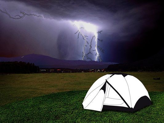 Camping bei Gewitter? Möglichst Autos oder Gebäude aufsuchen. (Bild: VDE e.V.)