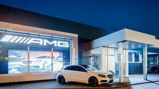 Kunden der sportlich-orientierten Daimler-Tochter AMG finden im Performance-Center der Lueg AG in Essen die gezielte Betreuung ihrer Anliegen. (Lueg AG)