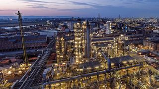 Die schwere Explosion eines Kesselwagens im BASF-Werkteil Süd fordert 1948 über 200 Menschenleben und zerstört viele gerade neu errichtete Gebäude. (Bild: BASF)