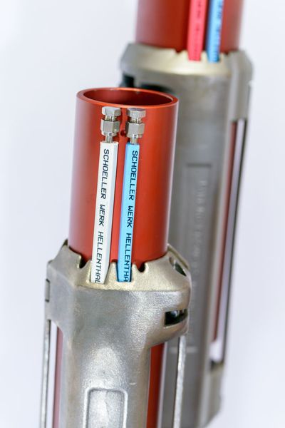 Modell einer Öl und Gasförderlinie inkl. Control Line & Clamp (Klammer), nähere Betrachtung. (Schoeller Werk)