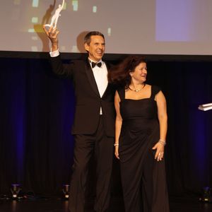 Michael Koch nimmt gemeinsam mit seiner Frau Chistine den Preis entgegen.