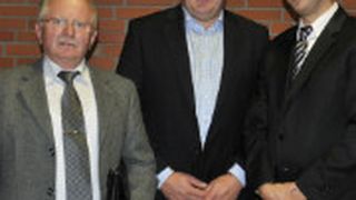 Gemeinsame Veranstaltung: (v.li.) Horst Mundt (Kfz-Innung Halle-Saalkreis), Olaf Grünhage (Kfz-Innung Merseburg/Querfurt) und ZDK-Geschäftsführer Neofitos Arathymos. (Foto: Zietz)