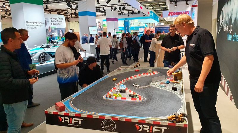 Ein bisschen Spaß muss sein: natürlich mit Autobezug. (Bild: Schreiner – »kfz-betrieb«)