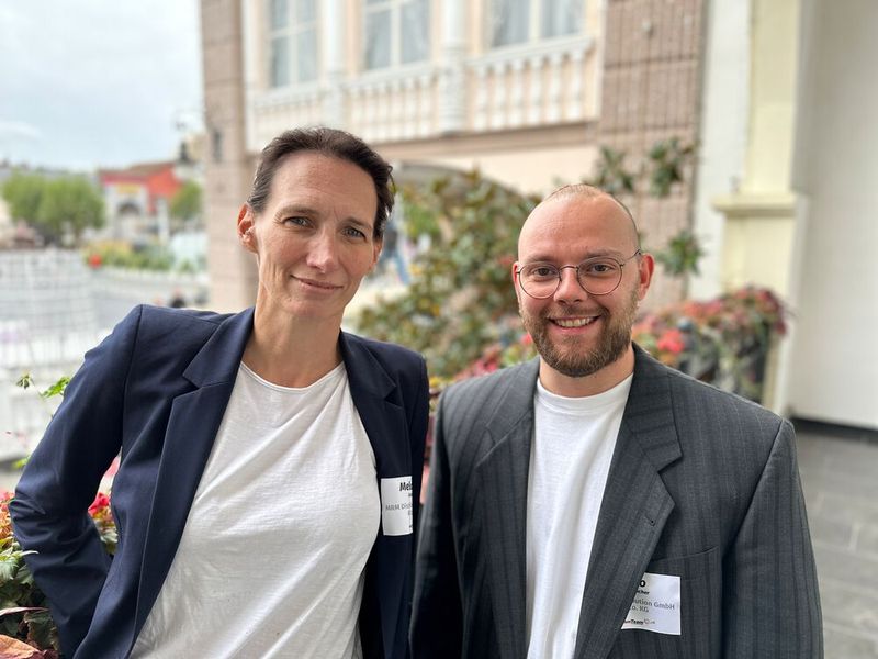 Melanie Achten und Nico Schumacher (MRM) sind das erste Mal auf einer comTeam Veranstaltung und lernen sehr viele interessante Persönlichkeiten kennen. (Bild: Vogel IT-Medien GmbH)