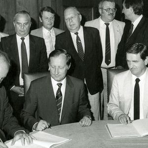 Vertragsunterzeichnung für das BMW-Werk Regensburg am 23. Juli 1983 mit dem damaligen Vorstandsvorsitzenden Eberhard von Kuenheim und Technikvorstand Hans Koch.(Bild:  BMW)