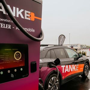 Witteler Automobile will mit dem Ladepark Spediteuren die Entscheidung für den Kauf batterieeletrischer Lkw erleichtern.(Bild:  138 Media)