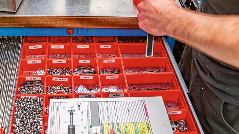 Für den Laien ist es eine Kiste voller profaner Muttern und Schheiben. Der Fachmann baut daraus eine Dämpferstange zusammen. (Bild: KW Automotive)