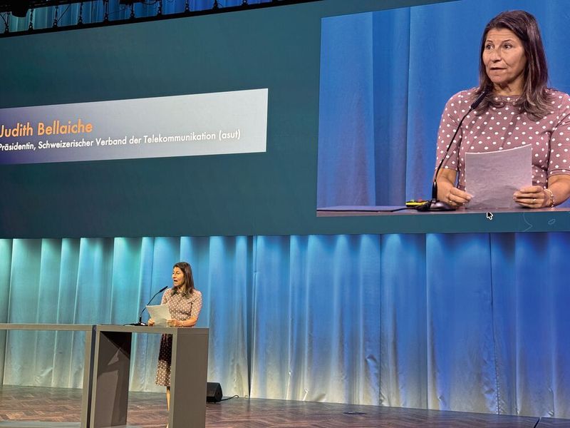 Judith Bellaiche, Präsidentin des Schweizer Verbands der Telekommunikation (asut) in Ihrer Begrüssungsredezum Swiss Telecommunications Summit am 25. Juni 2026 in Bern. (Bild: Anne Richter, VCG)