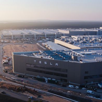 Tesla hat im Werk in Grünheide neue Beschäftigte eingestellt. (Bild: Tesla)