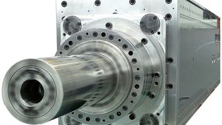 Bild 1: Die großen Fahrständer-Fräsmaschinen von Danobat Soraluce können jetzt auch automatisch mit Pinolen bestückt werden. Wegen der vergleichsweise hohen Gewichte ist ein Frässchieber-Ausgleich notwendig.  (Bild: Kuhn)