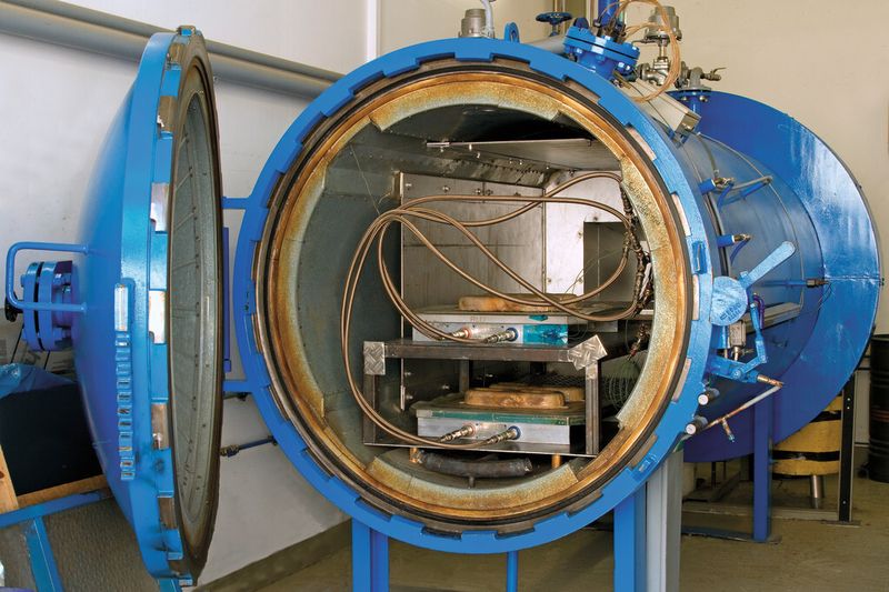 Trotz hoher Betriebskosten, erreichen nur im Autoklaven behandelte Prepregs den für Flugzeugteile geforderten Faservolumengehalt. Hier eine kleinere Version. (Bild: Röder Präzision)