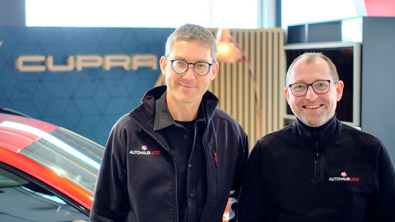 Im Rennen um den Preis waren zudem die Geschäftsführer Rüdiger (l.) und Markus Lutz vom Autohaus Franz Lutz aus Mühlhausen und ... (Bild: Seat Deutschland)