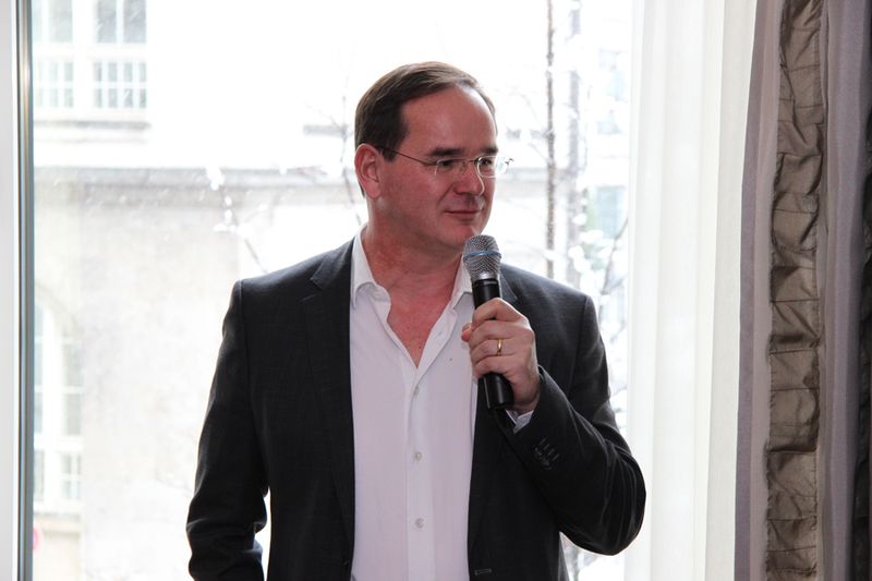 Auch Werner Nieberle, Geschäftsführer der Vogel IT-Medien GmbH, ließ es sich nicht nehmen, das Who-is-Who der IT-Branche persönlich zu begrüßen. (Bild: Vogel IT-Medien)