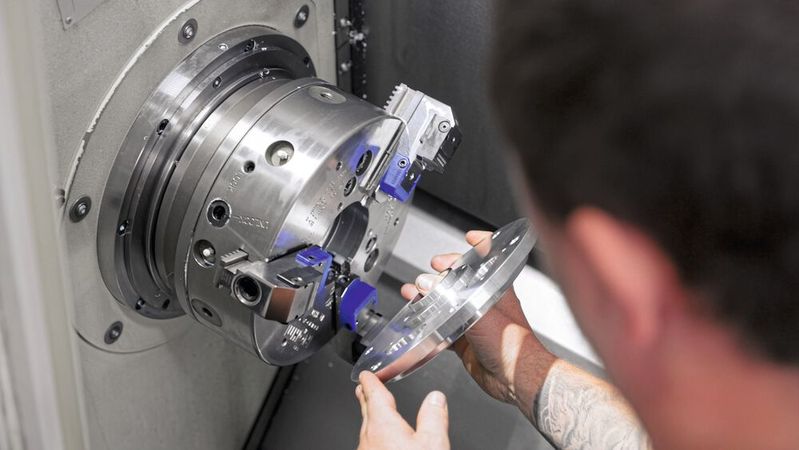 Das Einlegen eines Werkstücks in das iJaw Spannbacken-Set erfolgt wie bei konventionellen Systemen.(Bild:  Röhm)