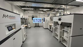 Put to the test together: AM Solutions' F1 and PMS are installed at the Eos site in Krailling, where they are already being used successfully with an Eos SLS system. (Bild: Rösler Surface Technology)