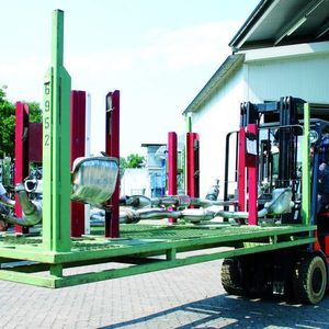 Einige Abgasanlagen aus der Emcon-Produktion sind bis zu 3,2 m lang. Dafür werden verlängerte Gabeln an den Vierrad-Elektrostapler 7FBMF angebaut.
