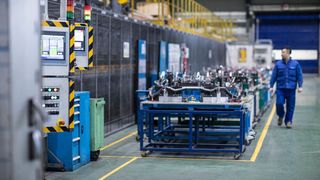 Warmumformpressen: Benteler analysiert die Wärmeverteilung auf einem Bauteil mit einem Wärmebildsystem. Das Unternehmen produziert durch Erhitzen und anschließendes gleichzeitiges Kühlen und Pressen beispielsweise besonders leichte und robuste B-Säulen. (www.jenserbeck.de)