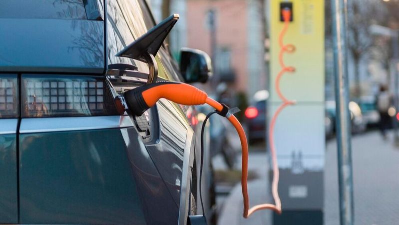 Die angekündigte Kaufprämie verfehlt ihr Ziel und ist in Teilen schlecht gemacht, heißt es aus der Automobilbranche.(Bild:  frei lizenziert /  Pixabay)