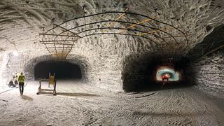 Im Forschungsprojekt 5G.Namico wurde ein untertägiges 5G-Stand-Alone-(5G-SA-)Netz im Salzbergwerk Sondershausen installiert. Ziel ist die Evaluation von 5G sowie die Untersuchung des Einflusses untertägiger Umgebungsbedingungen.  (Bild: RWTH Aachen)