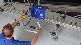 Mit dem Vakuumhebegerät Vacu-Master Basic lassen sich Bleche ergonomisch, sicher und beschädigungsfrei auf den Maschinentisch legen. (Bild: J. Schmalz)