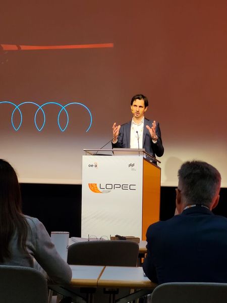 Über das Hecklicht hinaus arbeitet Audi an weiteren Einsatzmöglichkeiten, beispielsweise an der Kommunikation mit anderen Verkehrsteilnehmern, wie Dr. Werner Thomas, Projektmanager OLED-Lighting, im Rahmen des Kongresses erläuterte. (Bild: Stefanie Eckardt)