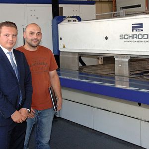 Matthias Schröder (l.), Geschäftsführer der Schröder Maschinenbau GmbH, und Stefan Seidl, Produktionsentwickler bei der Lindner AG, zeigen sich mit den Biegeergebnissen sehr zufrieden.