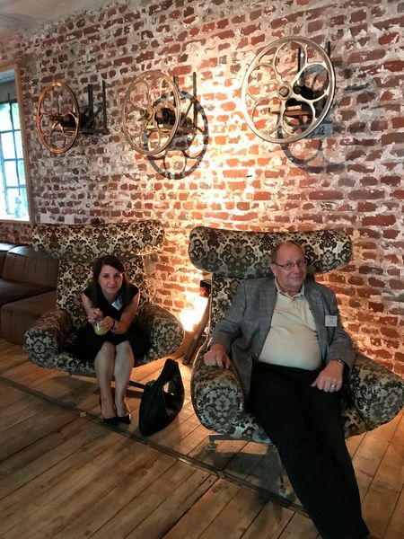 In entspannter Atmosphäre lauschen Zeynep Ricklin von Dimension Data und Daniel Pfenninger von eb-Qual dem SSLi Vortrag. (A10 Networks)