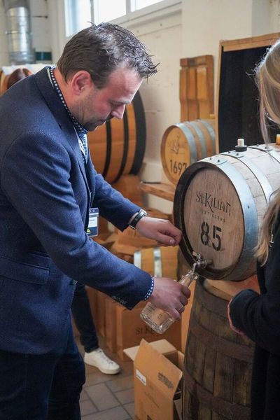 Der „Fassanstich“ erfolgte durch CEO Daniel Hofmann. Das anschließende Whiskey Tasting sorgte für eine rundum gelungene Veranstaltung. (Bild: Hornetsecurity)