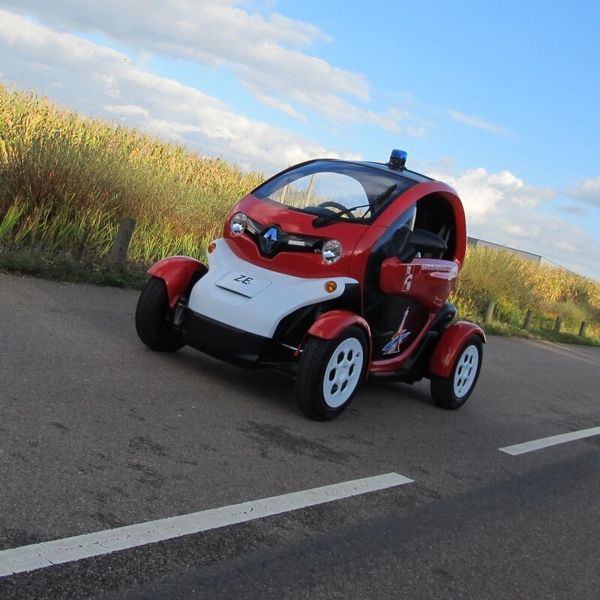 Das sieht wirklich lustig aus: Seinen Elektro-Zweisitzer Twizy, der mehr an ein überdachtes Motorrad als an ein Auto erinnert, rüstet Renault jetzt sogar zu einem Feuerwehrauto um. Der Prototyp des Feuerwehr-Twizy wurde jetzt an die Pariser Feuerwehr übergeben, die an der Enzwicklung maßgeblich beteiligt war. Der Umwandlung fiel allerdings der Rücksitz des Twizy zum Opfer. Dort, wo normalerweise der Beifahrer sitzt, sind jetzt zwei Feuerlöscher, zwei Atemluftflaschen, ein Brandschutzanzug und ein Erste-Hilfe-Koffer untergebracht. (Foto: Renault)