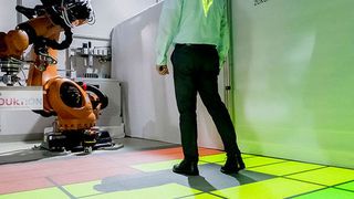 Bislang einzigartiger Prototyp im Volkswagen Konzern: Mensch und Industrieroboter arbeiten ohne starre Schutzzäune zusammen. Ein Mensch kann in unmittelbarer Nähe zu einem Industrieroboter arbeiten – vollkommen sicher und ohne, dass eine festinstallierte Schutzwand beide trennt. Möglich machen das hochmoderne Laser-Sicherheitsscanner. (Volkswagen)