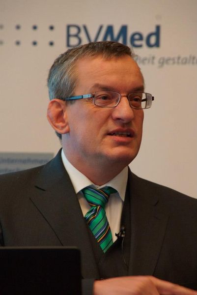 „Eine behördliche Zulassung lehnen wir ab, da sie weder die Patientensicherheit erhöht noch den Marktzugang beschleunigt. Wir haben kein Regelungsdefizit, sondern ein Vollzugsdefizit“, BVMed-Vorstandsvorsitzender Dr. Meinrad Lugan. (Bild: BVMed)