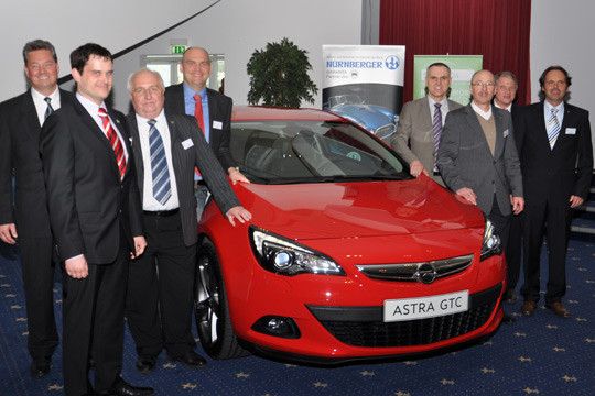 Am derzeit wahrscheinlich attraktivsten Opel-Vorführwagen (von rechts): Die beiden Geschäftsführer des Igedos-Dienstleisters Service24 GmbH, Andreas Langer und Hans-Georg Christokat und die Mitglieder des Igedos-Vorstands – Helmut Simmerl, Geschäftsführer Dietrich Asche, Guido Deppe, Helmut Northaus, Heiko Haase Verbandssprecher Rolf Höschele.  (Foto: Rehberg)