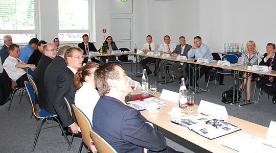 Gespannte Aufmerksamkeit herrscht in der Teilnehmerrunde. (Archiv: Vogel Business Media)