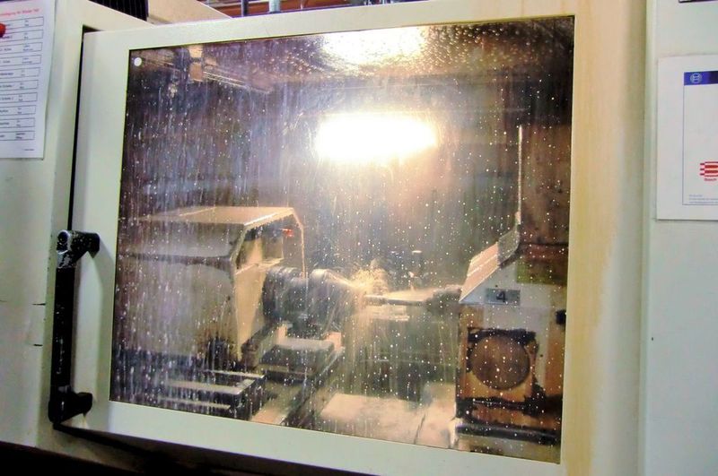 Bild 2: In den Schleifautomaten ist auch beim Fließdruck der Kühlschmiermittelversorgung Präzision gefragt. Das Schmiermittel muss mit konstantem Druck zwischen Werkstück und Schleifwerkzeug strömen.  (Bild: KSB)