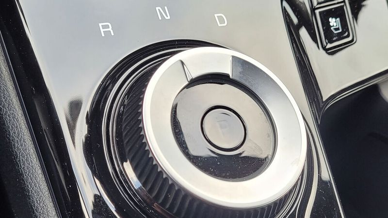 9. Das Getriebe: Doppelkupplungsgetriebe gibt es bei Kia schon eine ganze Weile. Und die boten bislang selten Anlass zur Klage. Im Sportage lässt sich die Automatik aber besonders beim Runterschalten gern mal etwas Zeit. Das ist generell nicht dramatisch. Es kann aber nerven, denn man bringt den Sportage mit einem kräftigeren Tritt aufs Gaspedal auch leicht dazu, eine zu hohe Stufe zu wählen. Wenn dann erst viel Zeit vergeht, bis die Automatik wieder in einen angemessenen Gang runterschaltet, ist das an einer Steigung recht unangenehm. (Wehner/Vogel Communications Group)