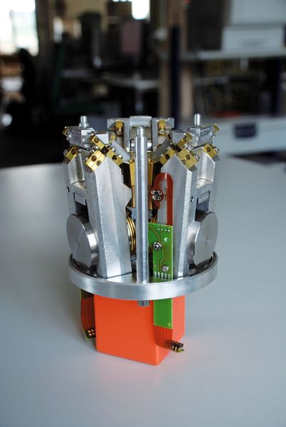 Abb. 2: Die drei am Umfang angeordneten Einzelsensoren bilden das Herzstück des Seismometers. (Bild: Bernhard Trösch)