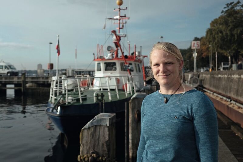 Dr. Olivia Roth an der Pier des GEOMAR am Kieler Westufer. (Jan Steffen, GEOMAR Helmholtz-Zentrum für Ozeanforschung Kiel)