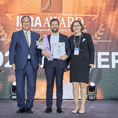 Der IERA Award 2025 geht an «OTTO by Rockwell Automation» (v. l. n. r.): Takayuki Ito, IFR President; Ryan Gariepy, Rockwell Automation; Susanne Bieller, IFR General Secretary. (Bild: KAR)