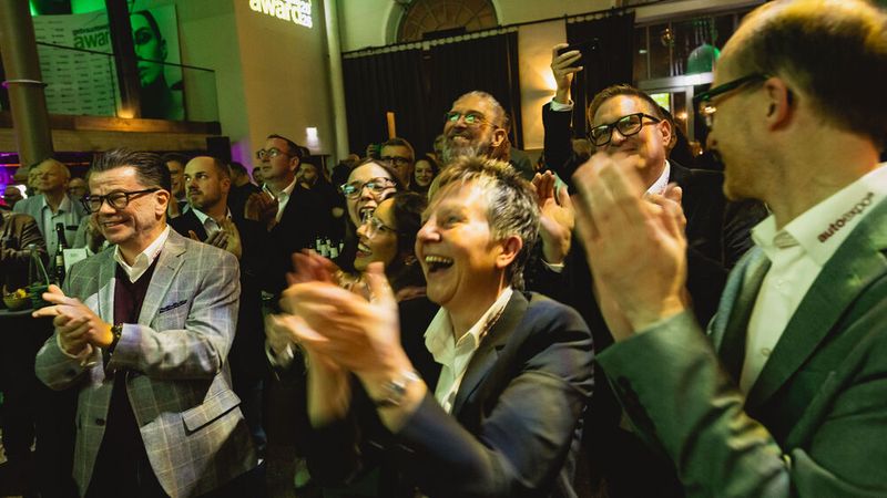 Das Auto-Expo-Team war vor Freude über den ersten Platz völlig aus dem Häuschen. (Bild: Stefan Bausewein)