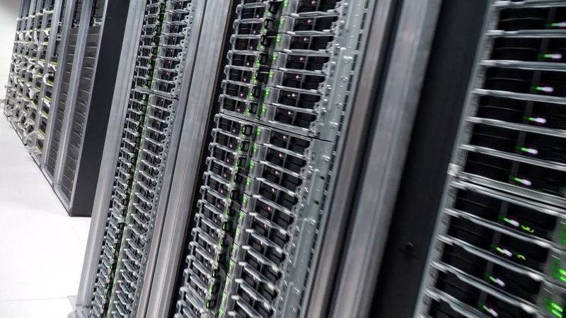 Der Kühlungseffekt tritt auf, wenn die warme Abluft den Wärmetauscher im hinteren Bereich des Serverschrankes durchfließt. Der Kühlluftstrom wird ausschließlich durch die Serverlüfter angetrieben.  (Vertiv)