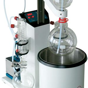 Abb.1: Das neue Destillationssystem Ilmdest+, bestehend aus einer Hold-Back-Pumpe, einem Wasserbad und der Vorlage. Das System arbeitet vollautomatisch, und es wird kein Rotationsverdampfer mehr benötigt.