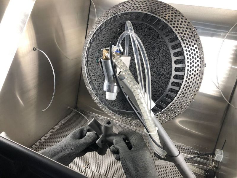 Der Zeitaufwand für die Reinigung lässt sich damit auf gerade einmal 15 Minuten verkürzen – das entspricht einer 80%igen Verringerung der durchschnittlichen manuellen Arbeitsdauer. Das automatisierte System bestrahlt Druckteile mit einem Strahlmittel, während diese in einer Trommel geschleudert werden. So wird loses und halbgesintertes Pulver effizient von der Oberfläche entfernt, um glatte Teile ohne Pulverrückstände zu produzieren. Der Fuse Blast umfasst auch ein optionales Poliersystem für Teile in Endproduktqualität mit glatter, halbglänzender Oberfläche, die bereit für das Lackieren ist. (Bild: VCG/Juliana Pfeiffer)