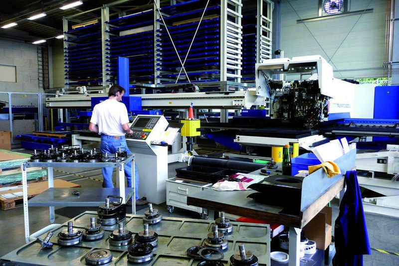 Eberleins Flaggschiff: die Tru-Matic 6000, eine schnelle und universelle Stanz-Laser-Kombimaschine von Trumpf mit einer automatisierten Sheet-Master- und Blechlager-Lösung. Darüber hinaus stehen für die zahlreichen Zuschnittsaufgaben auch noch eine Tru-Matic 6000L und eine Tru-Matic 5000R zur Verfügung. (Archiv: Vogel Business Media)