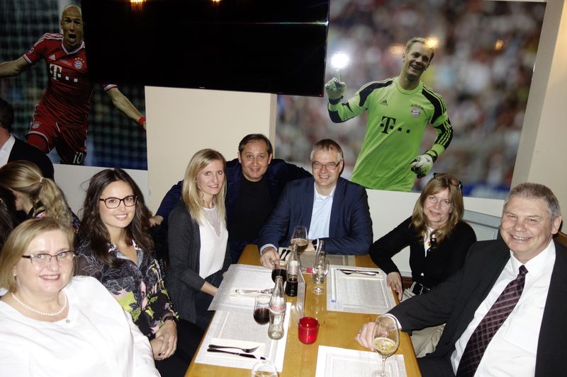 (v. l.) Gabriele Stakemeier, Julia Christlieb, Veronika Mayr, IPT, Werner Theiner, WZ-N, Wieland Holfelder, Google, Claudia Holfelder und Josef Stakemeier, Verband bayME. (Bild: IT-BUSINESS)