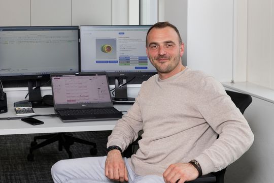 Mit Costing24 ist Georg Kropf derzeit so zufrieden, dass andere Kalkulationstools nicht in Betracht kommen: „Das Preis-Leistungsverhältnis und der geringe Aufwand sind kaum zu schlagen.“ (Bild:  Lisec)