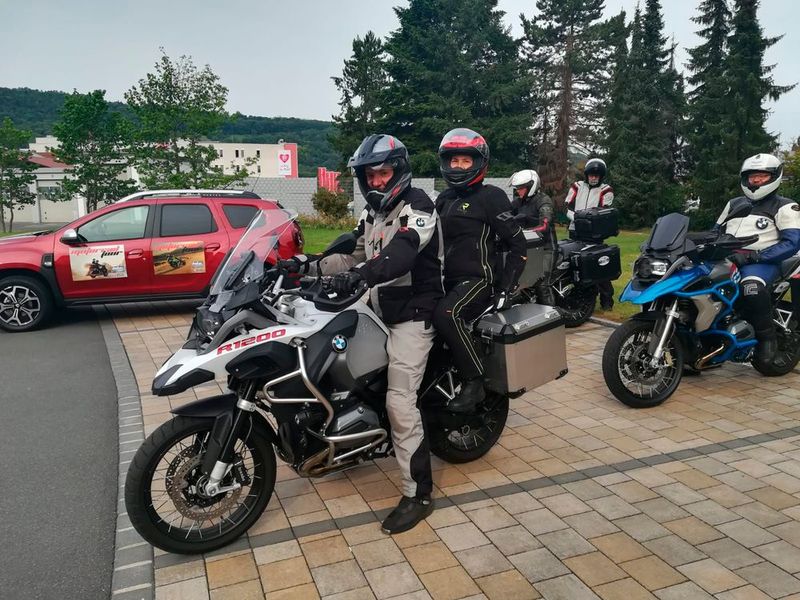 Die BMW 1200 GS Adventure von »kfz-betrieb«-Chefredakteur Wolfgang Michel führte den Motorradtross in Richtung Nürnberg an.  (Bild: Michel/»kfz-betrieb«)