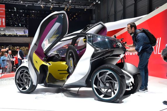 Toyotas i-TRIL ist eine Elektrostudie, die als 1+2-Sitzer konzipiert worden ist. Die eingesetzte Active-Lean-Technologie soll das Fahrzeug selbstständig stabilisieren, der Fahrer muss bei geringer Geschwindigkeit oder im Stand nicht seine Füße einsetzen. 