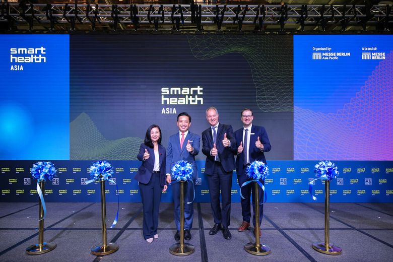 Die erste „Smart Health Asia“ fand am 7. und 8. Juli 2026 in Singapur statt. Auf der Bühne: (v. l.) Ong Huey Hong (stellvertretende Geschäftsführerin Industry Development Group, Singapore Tourism Board), Alvin Tan (Staatsminister, Ministerium für Handel und Industrie sowie Ministerium für nationale Entwicklung, Singapur), Dr. Mario Tobias (Vorstandsvorsitzender, Messe Berlin), Igor Palka (Senior Vice President, Messe Berlin). (Bild: Smart Health Asia)